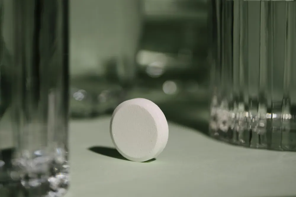 Effervescent cleaning tablet in water